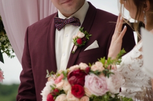 У Алексея свадебный костюм был цвета бургунди. И нам очень по душе, когда пары не боятся отходить от стандартов!